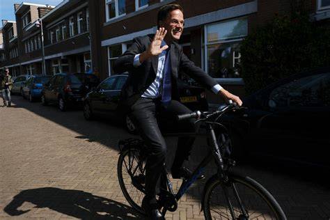 Werknemers fietsen naar werk in Twente