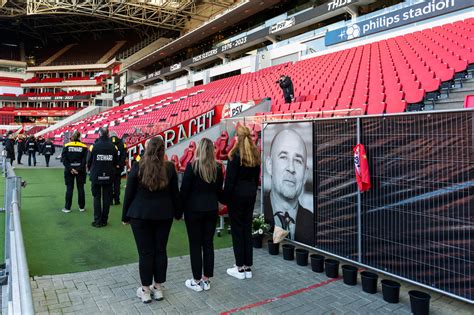 PSV-supporters zingen in Philips Stadion