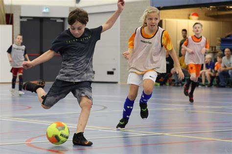 zaalvoetbaltoernooi in sporthal