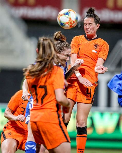 Keepster vrouwenvoetbal tijdens WK-kwalificatiewedstrijd