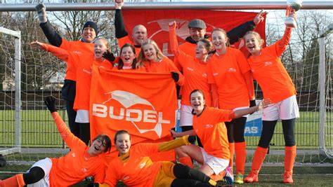 SV Budel MO13 meiden vieren kampioenschap