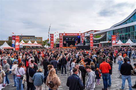 Koningsdagfeest met oranje publiek Barcelona