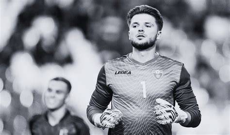 Matija Sarkic als doelman van Montenegro