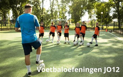 Meisjes trainen voetbal bij DETO