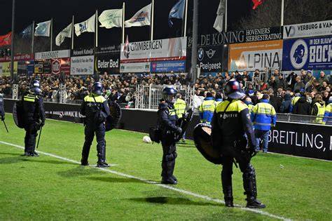 politie-inzet bij voetbalwedstrijden