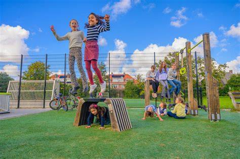 kinderen basketballen op asfalt buiten