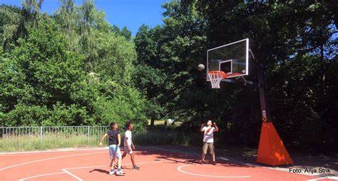 basketbalveld buiten met jeugd basket