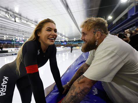 Jutta Leerdam in diepe schaatshouding