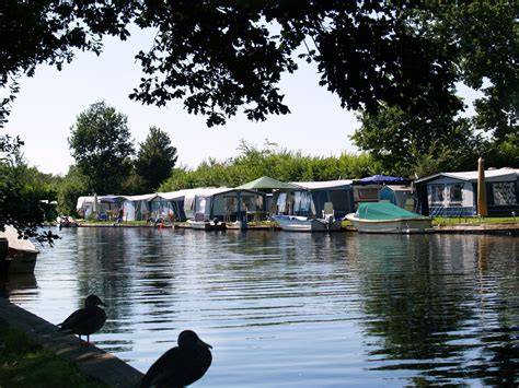 Gezin aan het water op camping