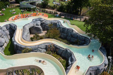 Waterglijbanen en wildwaterbaan Aquadrome