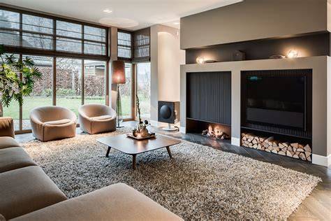 Grote meubelshowroom met woonkamers