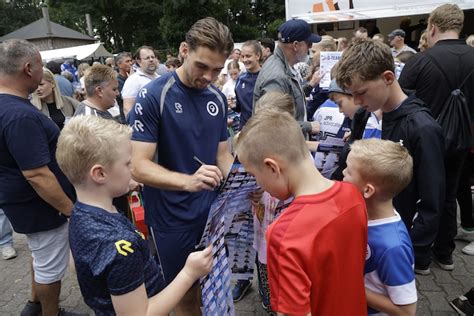 Kinderen met hockeybescherming op veld