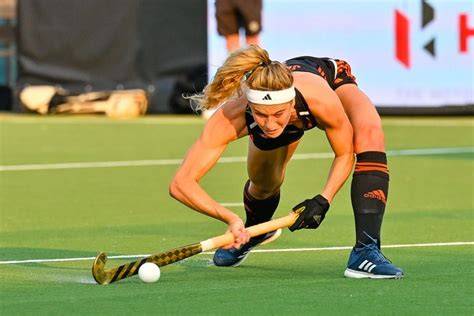 Yibbi Jansen scoort uit strafcorner